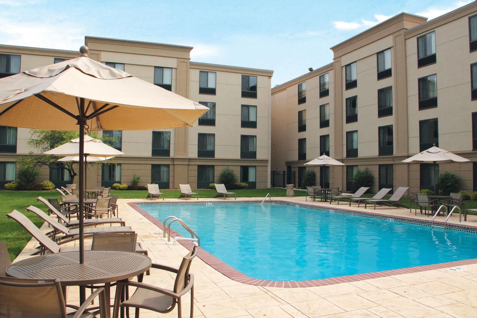 Holiday Inn East Windsor By Ihg Hightstown Exterior photo